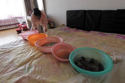 拜泉楼上漏水，住户失联，小区没物管，业主维权难！律师来支招……